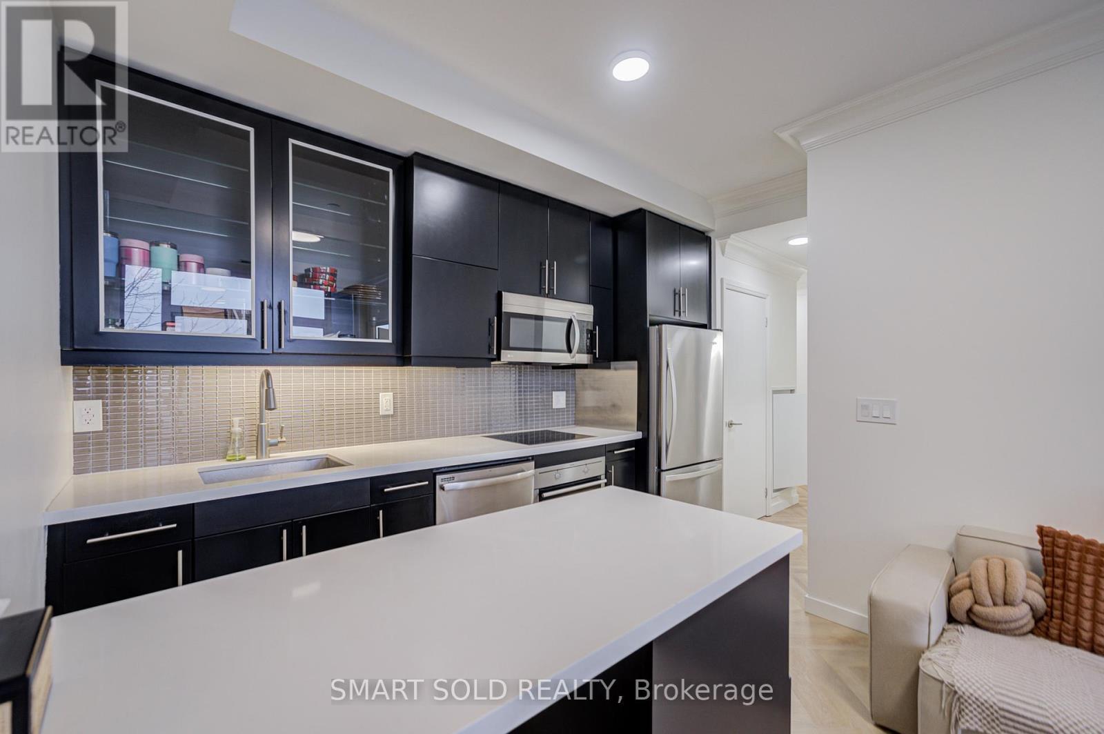 506 - 399 Spring Garden Avenue, Toronto, ON - Indoor Photo Showing Kitchen