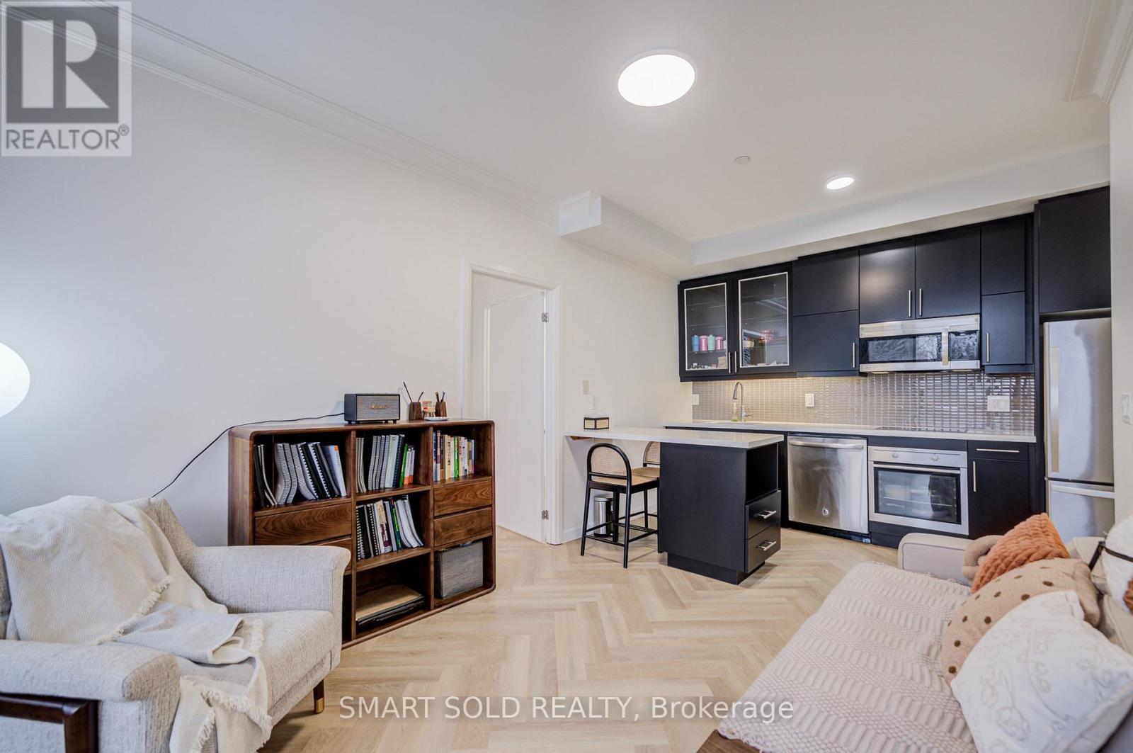 506 - 399 Spring Garden Avenue, Toronto, ON - Indoor Photo Showing Kitchen