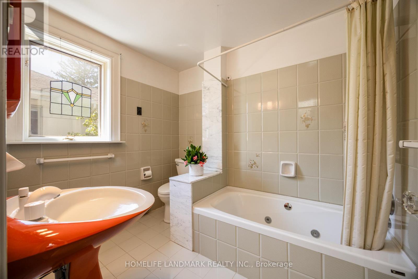 241 Forest Hill Road, Toronto, ON - Indoor Photo Showing Bathroom
