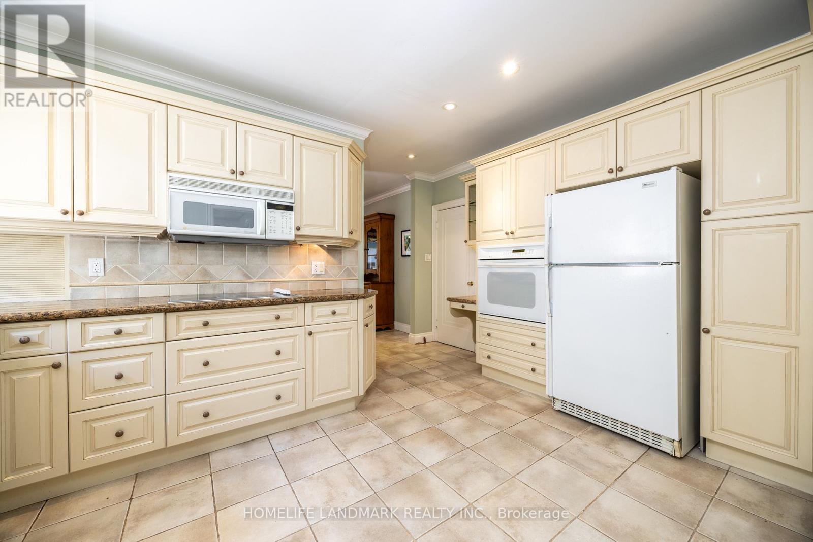 241 Forest Hill Road, Toronto, ON - Indoor Photo Showing Kitchen
