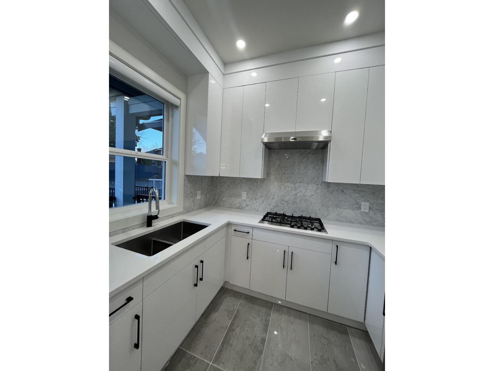15663 77B Avenue, Surrey, BC - Indoor Photo Showing Kitchen With Double Sink