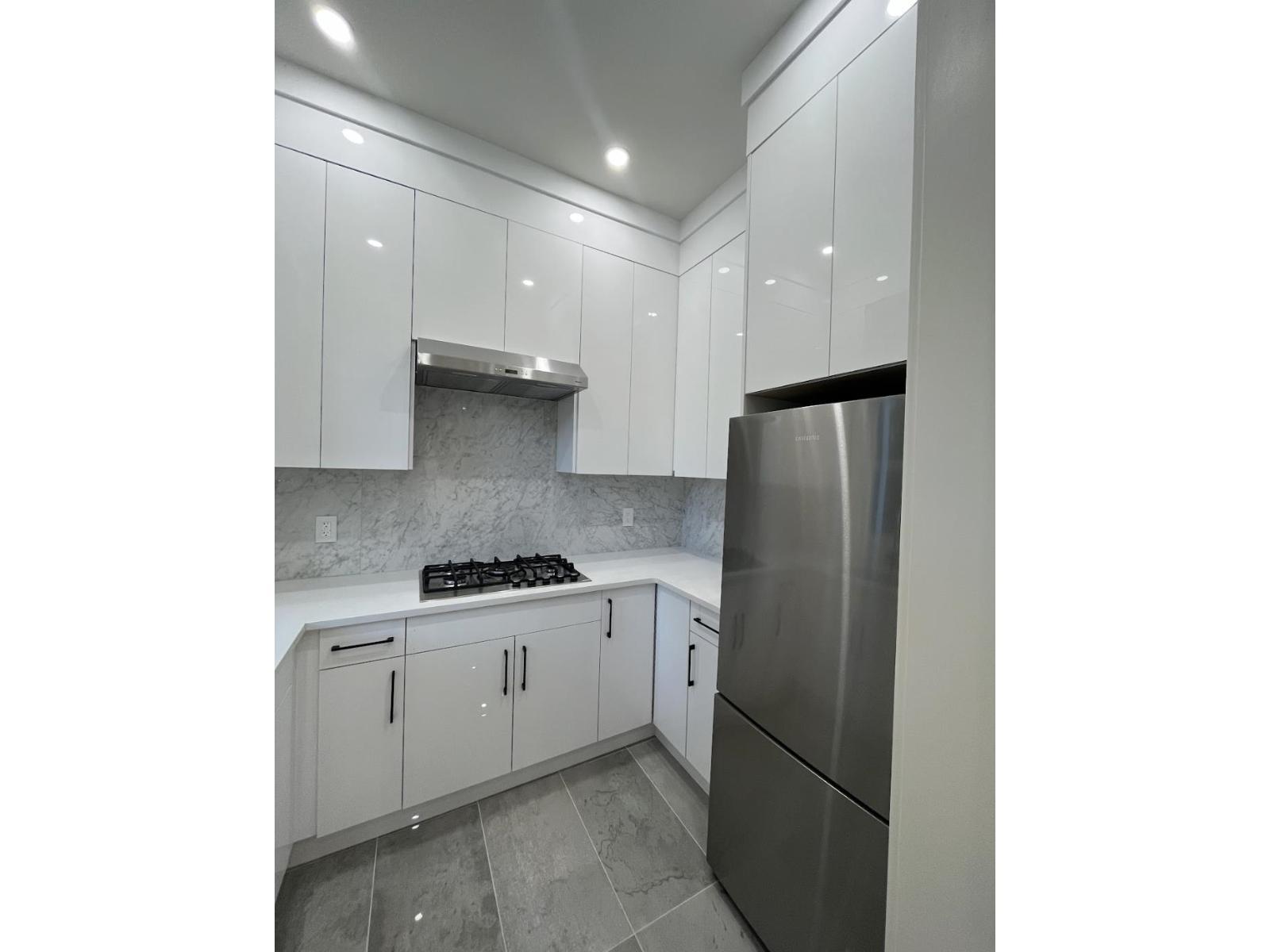 15663 77B Avenue, Surrey, BC - Indoor Photo Showing Kitchen With Upgraded Kitchen