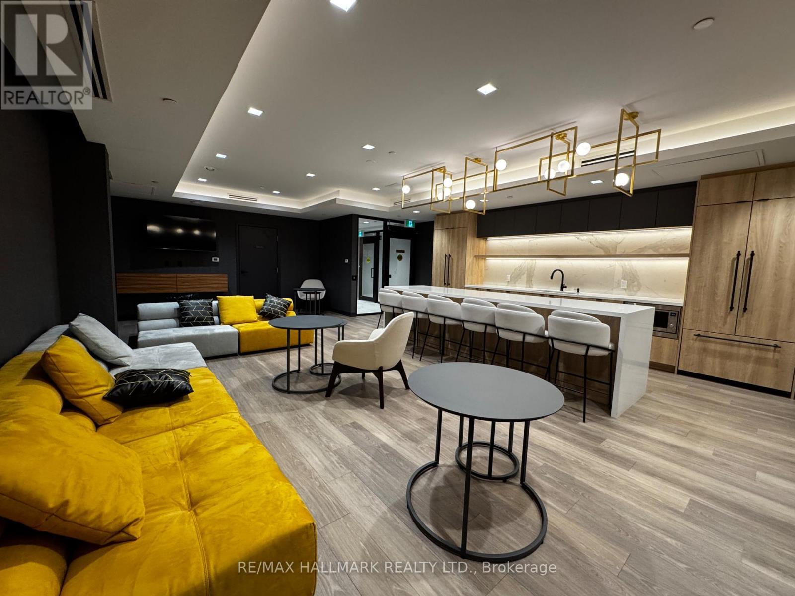 323 - 1010 Dundas Street E, Whitby, ON - Indoor