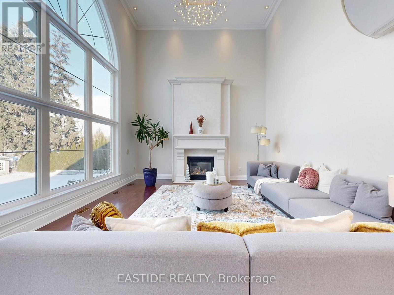 86 Snively Street, Richmond Hill, ON - Indoor With Fireplace