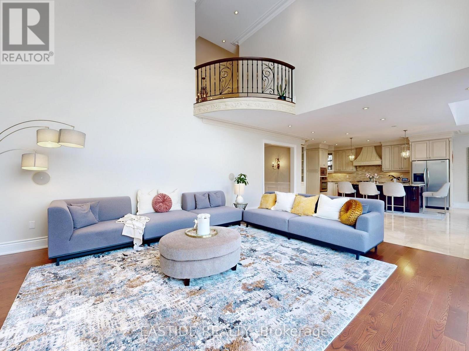 86 Snively Street, Richmond Hill, ON - Indoor Photo Showing Living Room