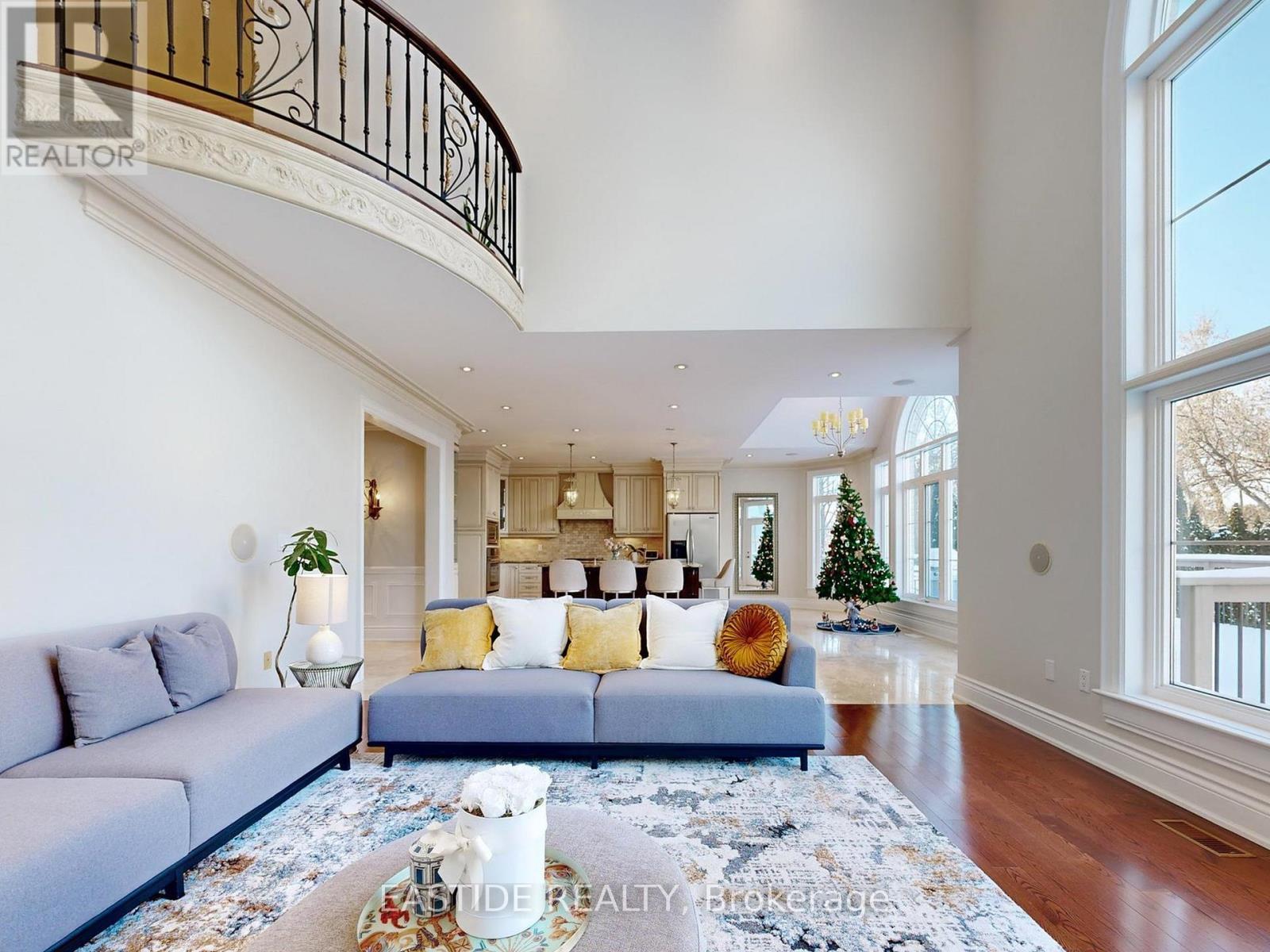 86 Snively Street, Richmond Hill, ON - Indoor Photo Showing Living Room