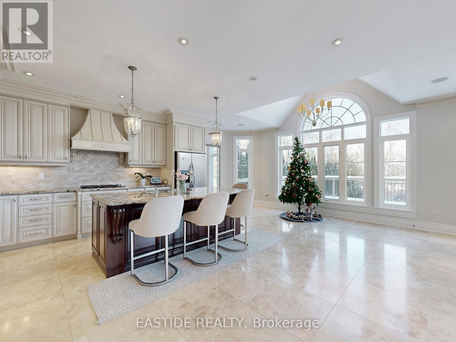 86 Snively Street, Richmond Hill, ON - Indoor Photo Showing Kitchen With Upgraded Kitchen