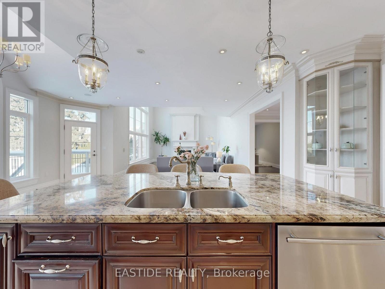 86 Snively Street, Richmond Hill, ON - Indoor Photo Showing Kitchen With Double Sink With Upgraded Kitchen