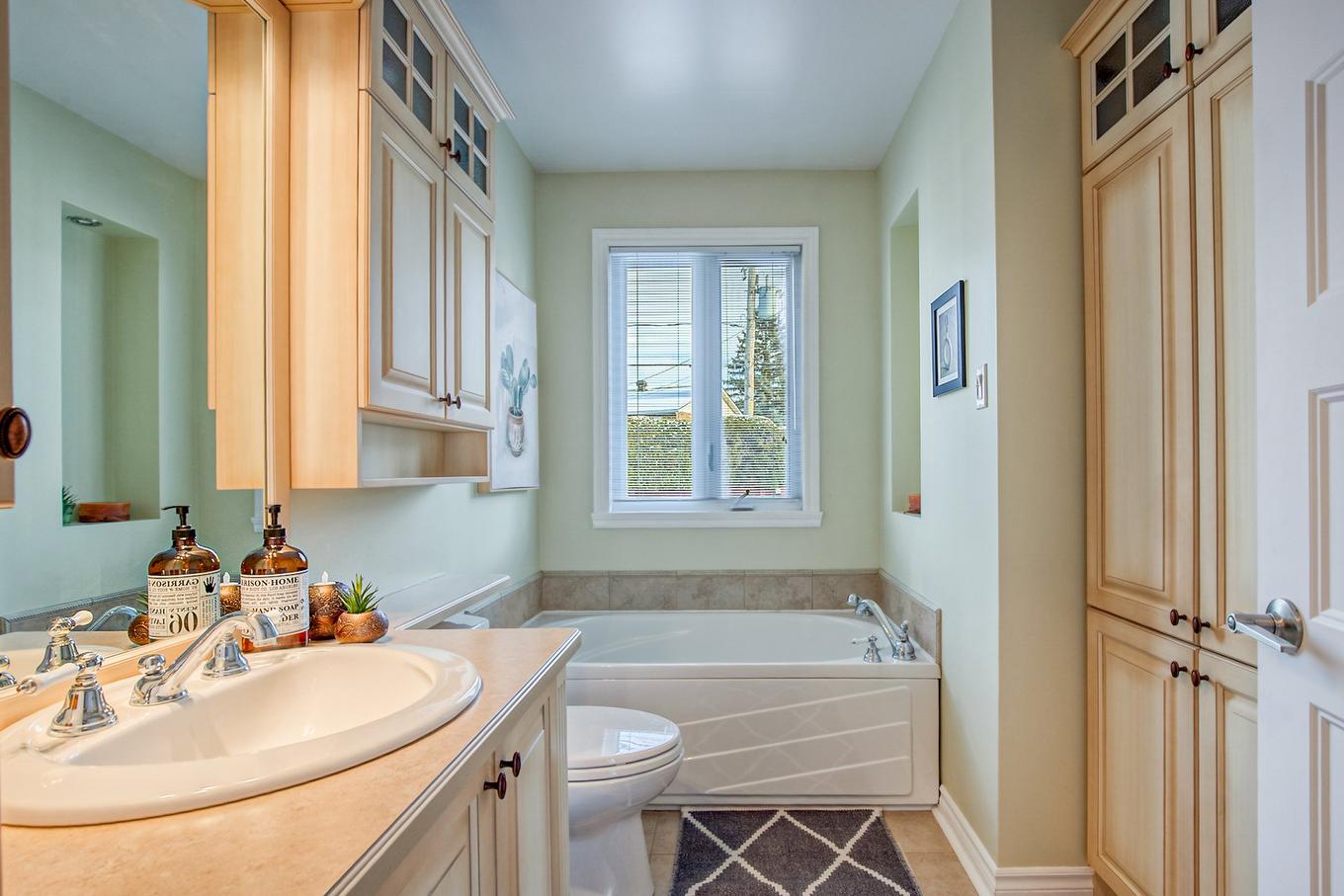 Bathroom - 1290 Rue Boisbriand, Saint-Bruno-De-Montarville, QC - Indoor Photo Showing Bathroom