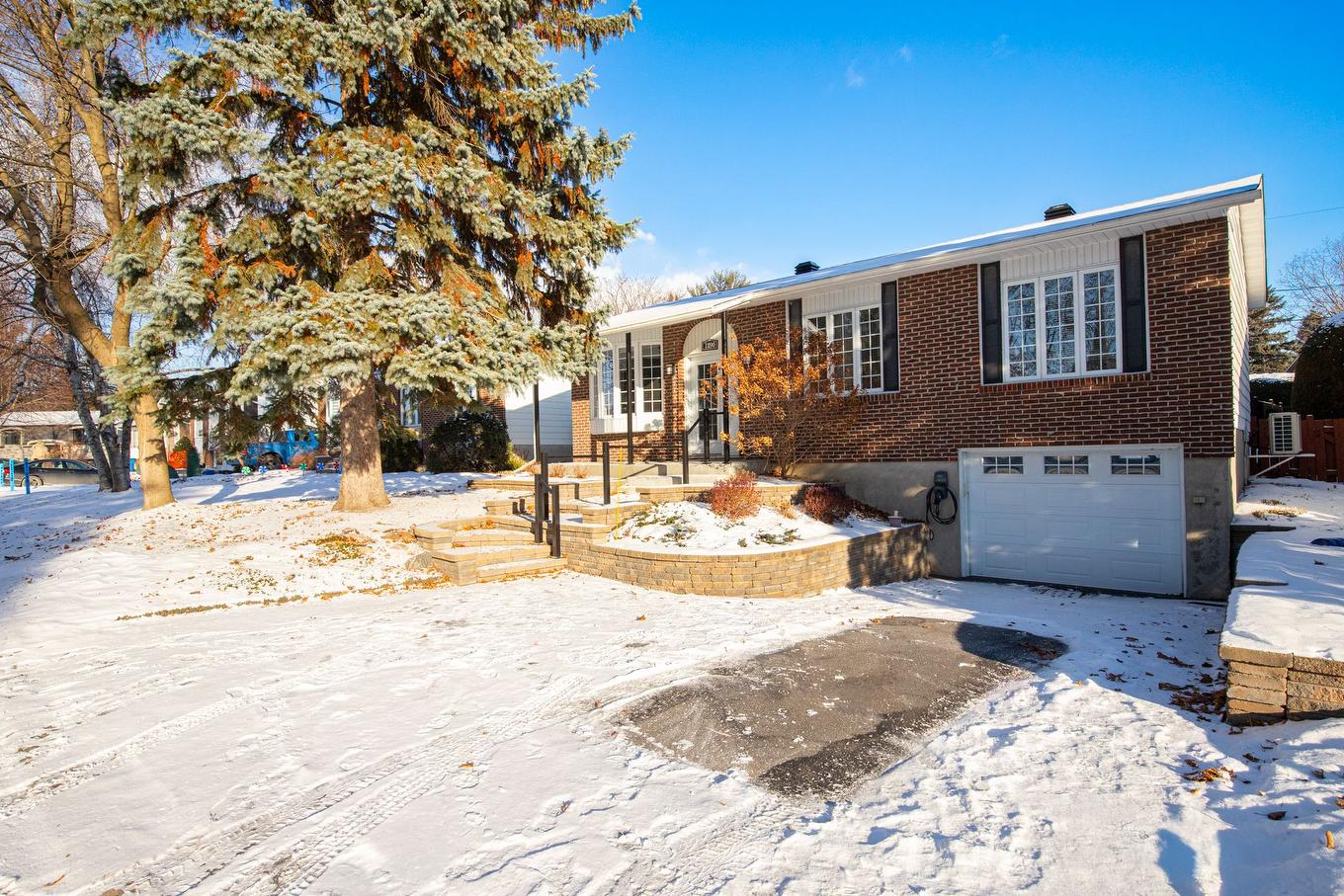 Frontage - 1290 Rue Boisbriand, Saint-Bruno-De-Montarville, QC - Outdoor