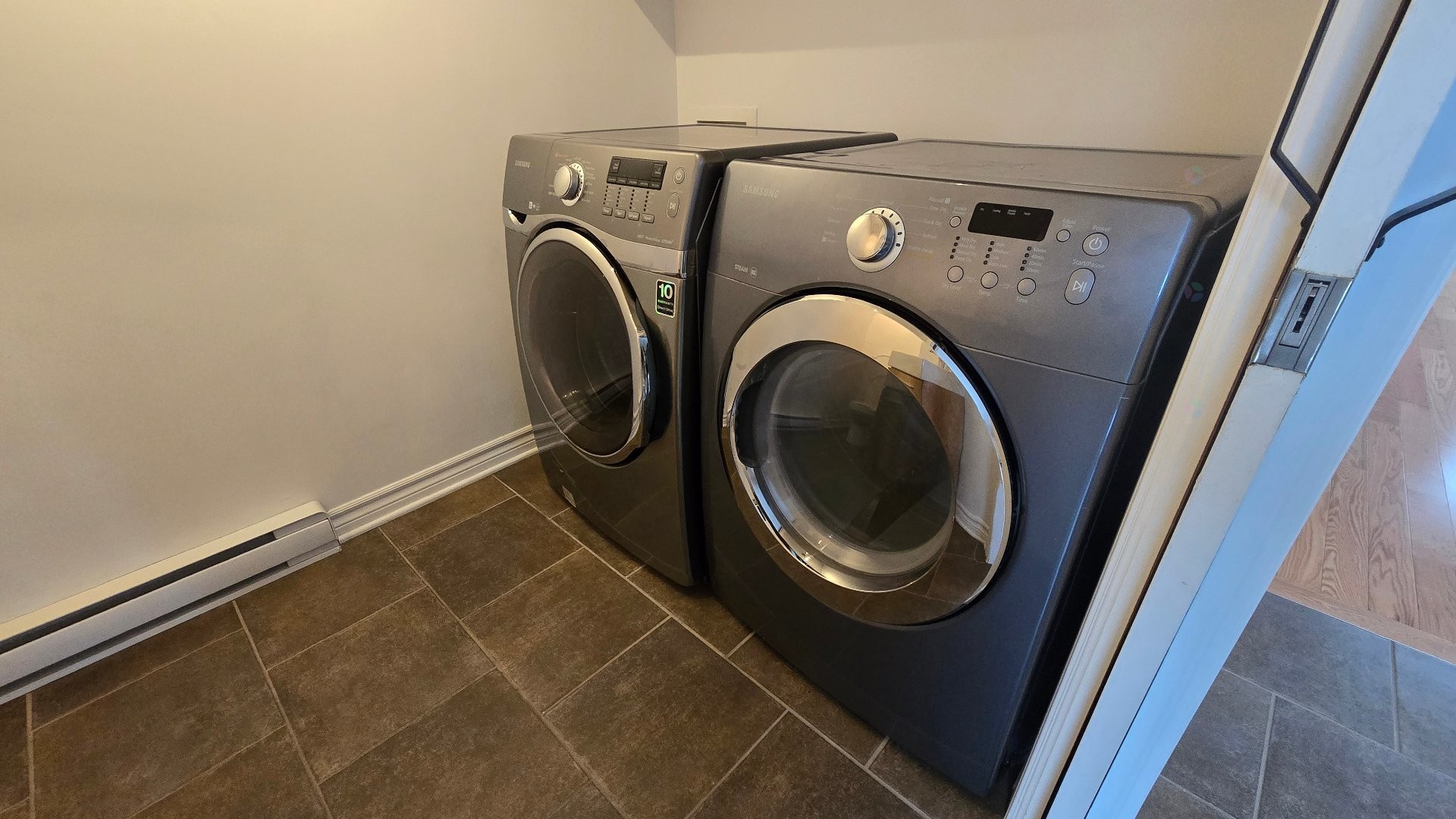 Salle de lavage - 31 Boul. Marie-Victorin, Delson, QC - Indoor Photo Showing Laundry Room