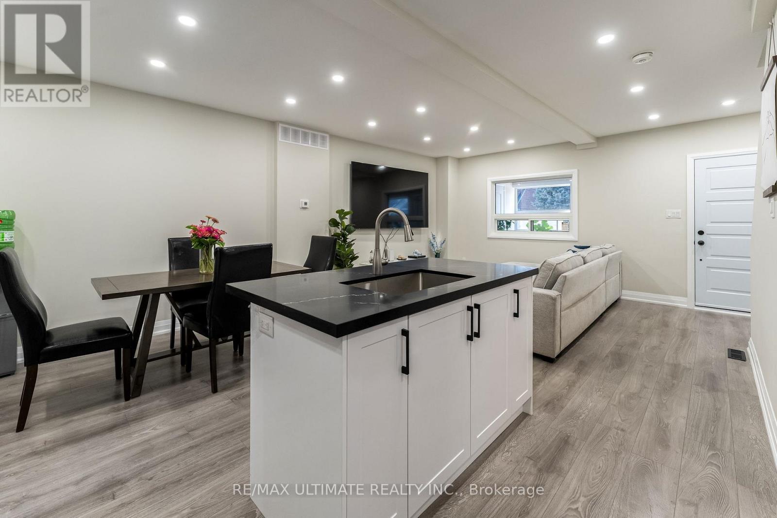 seamless flow - 47 Mahoney Avenue, Toronto, ON - Indoor