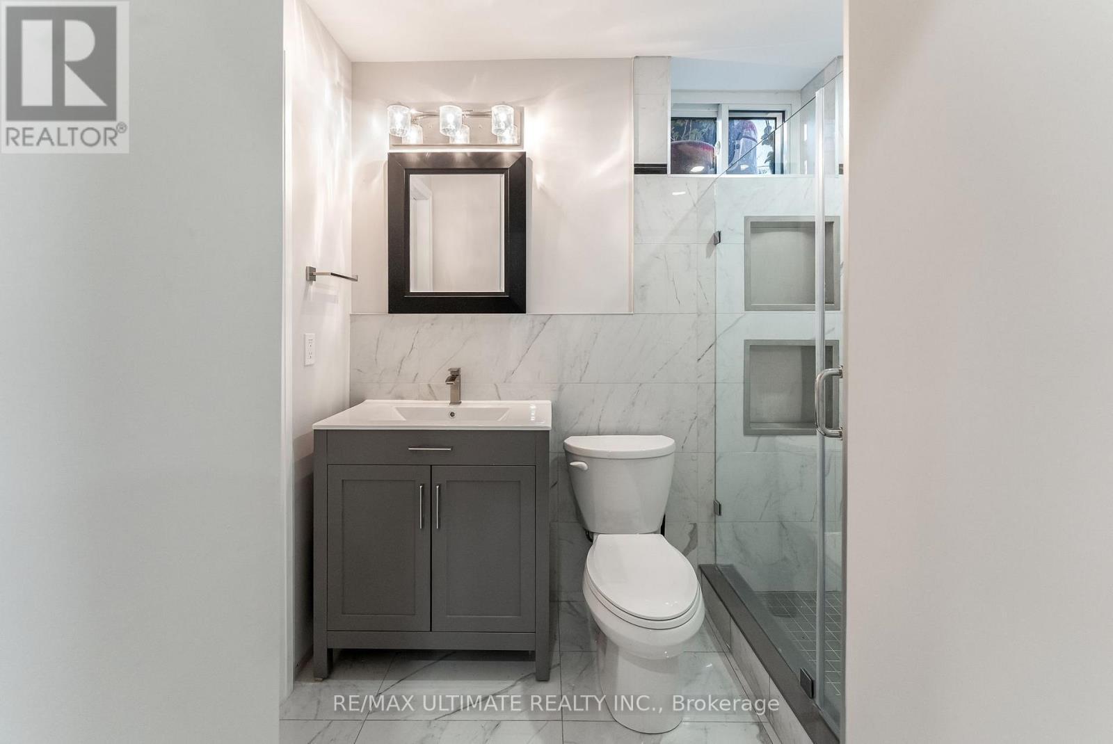 spacious washroom - 47 Mahoney Avenue, Toronto, ON - Indoor Photo Showing Bathroom