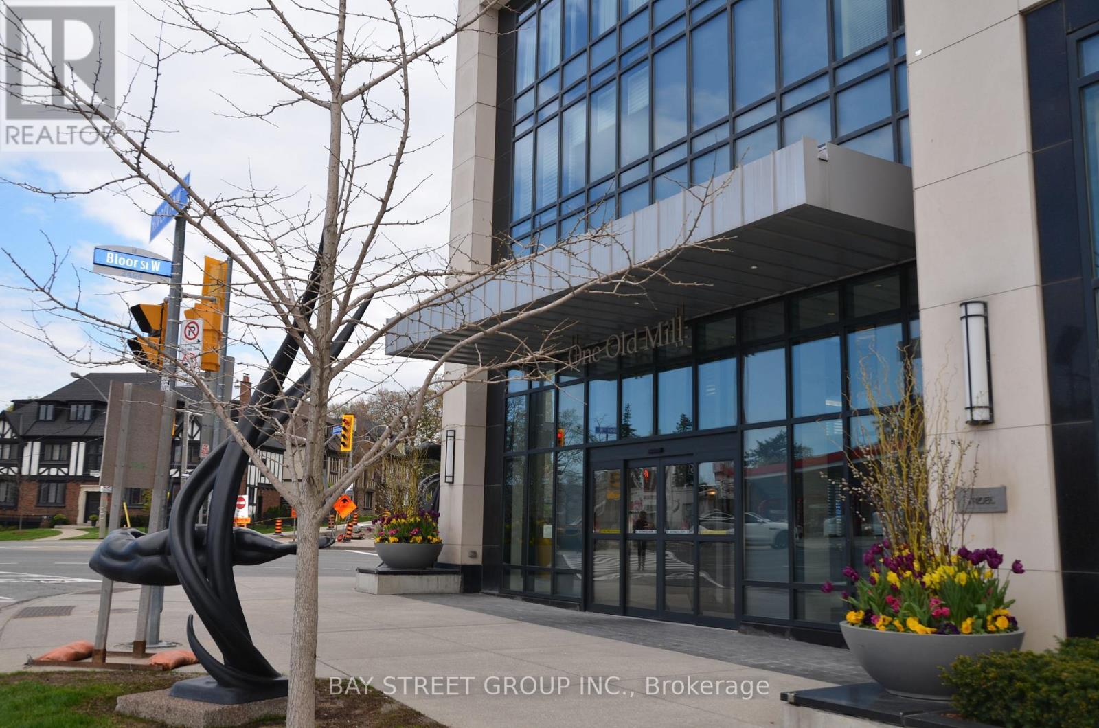 1 of 18 - 124 - 1 Old Mill Drive, Toronto, ON - Outdoor