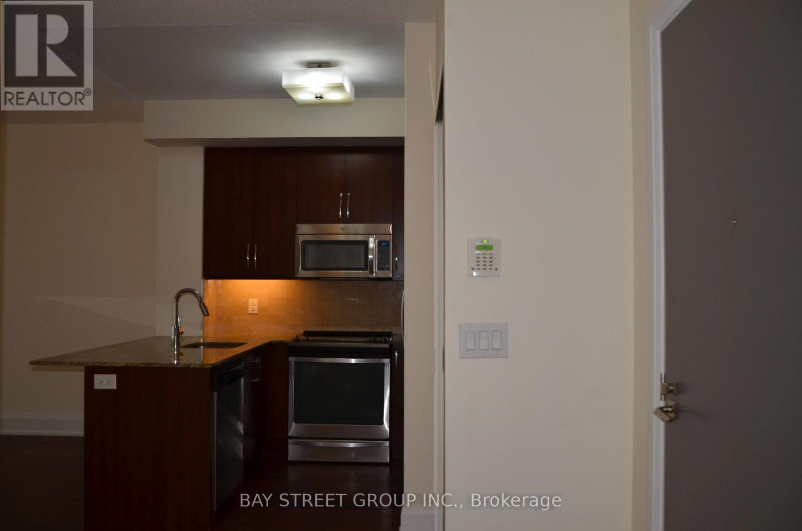 5 of 18 - 124 - 1 Old Mill Drive, Toronto, ON - Indoor Photo Showing Kitchen