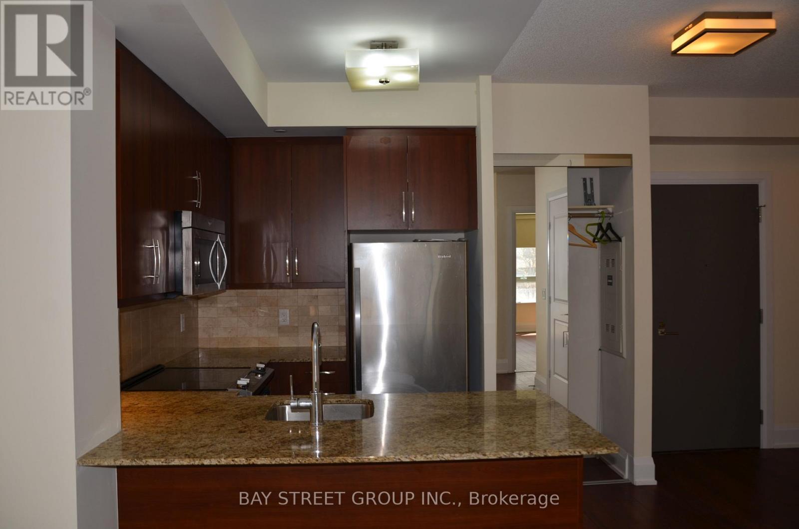 8 of 18 - 124 - 1 Old Mill Drive, Toronto, ON - Indoor Photo Showing Kitchen