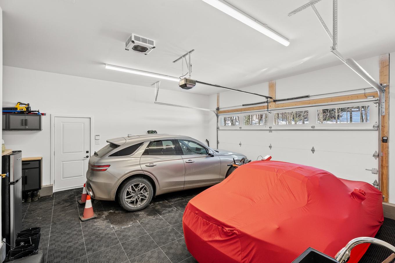 Garage - 349 Ch. Des Mômes, Saint-Sauveur, QC - Indoor Photo Showing Garage