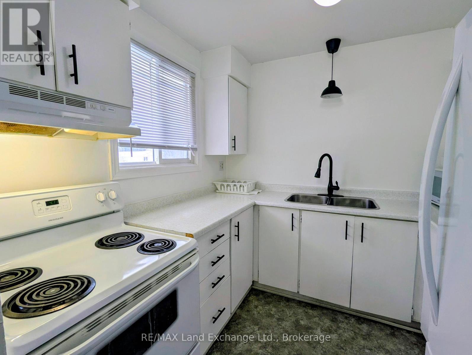 630 Hunter Street, Kincardine, ON - Indoor Photo Showing Kitchen With Double Sink