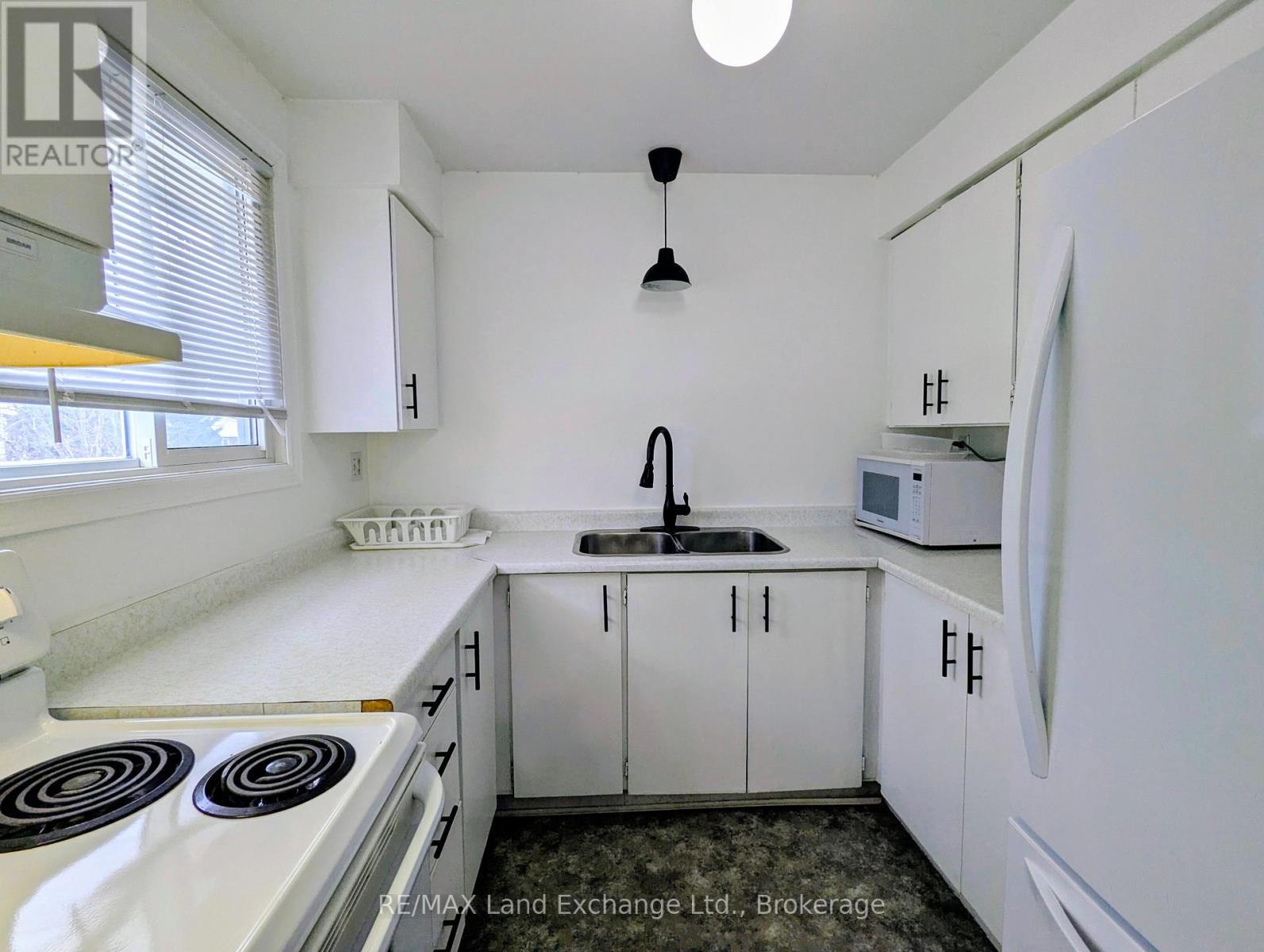 630 Hunter Street, Kincardine, ON - Indoor Photo Showing Kitchen With Double Sink