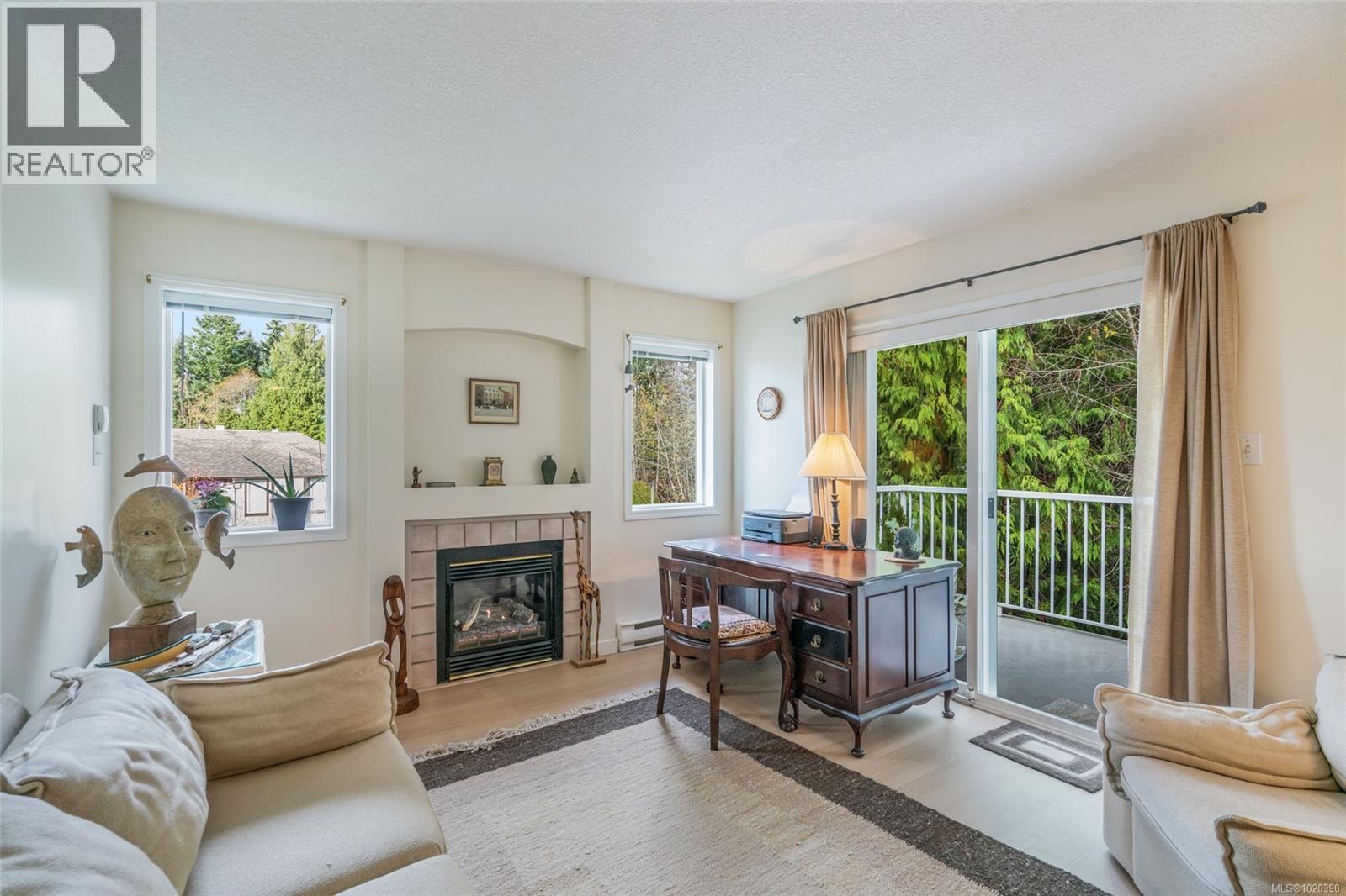 205 440 Schley Pl, Qualicum Beach, BC - Indoor Photo Showing Living Room With Fireplace