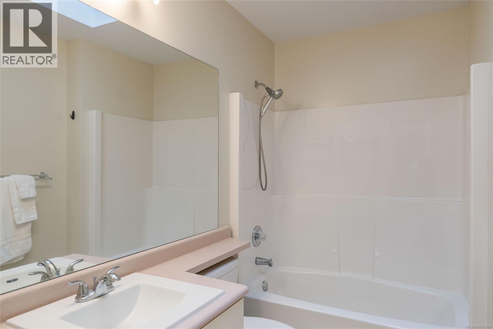 205 440 Schley Pl, Qualicum Beach, BC - Indoor Photo Showing Bathroom