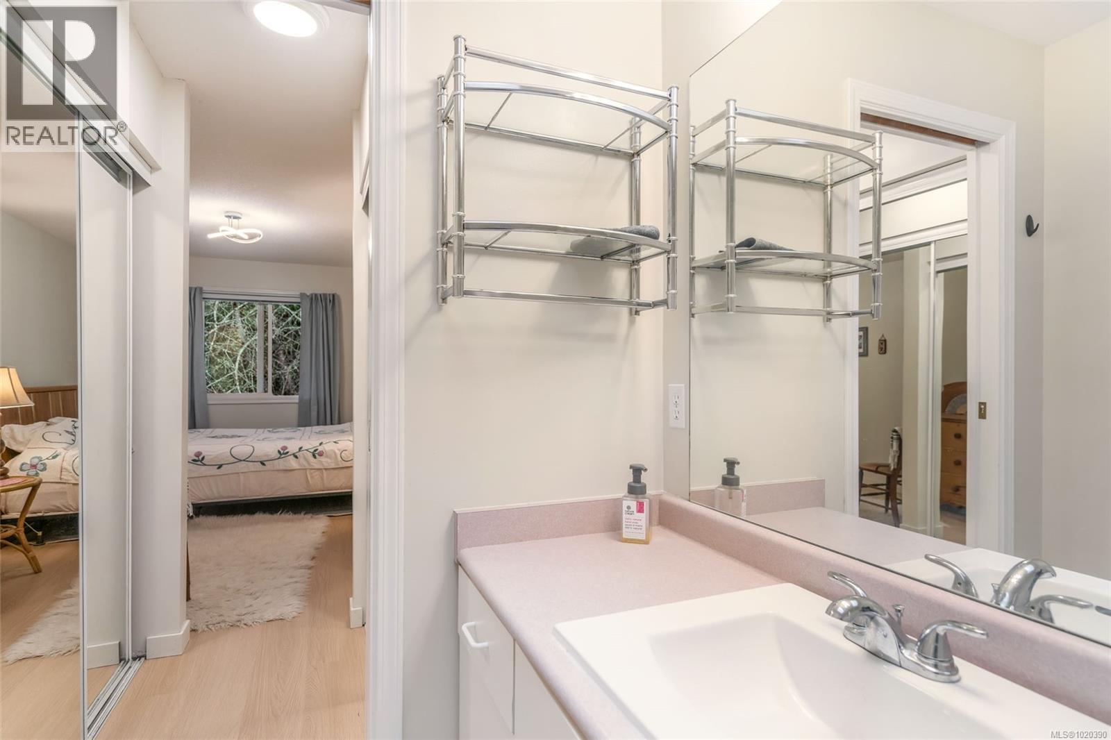 205 440 Schley Pl, Qualicum Beach, BC - Indoor Photo Showing Bathroom