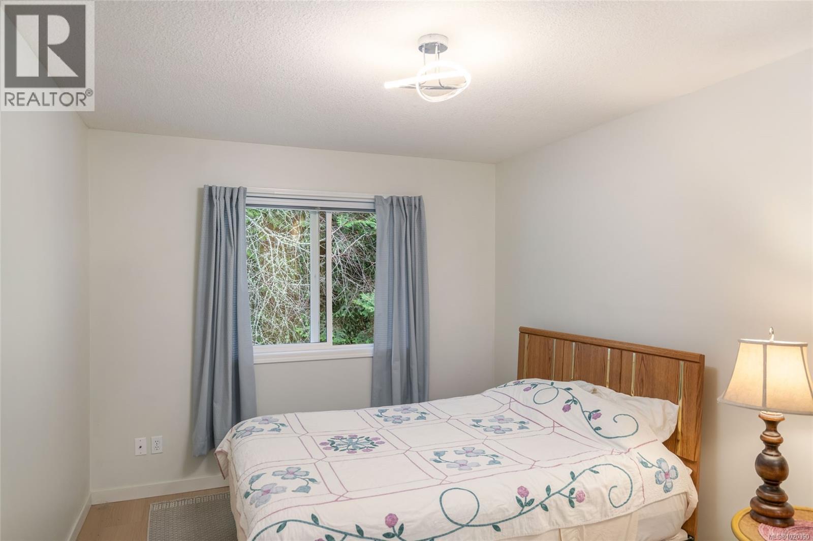 205 440 Schley Pl, Qualicum Beach, BC - Indoor Photo Showing Bedroom