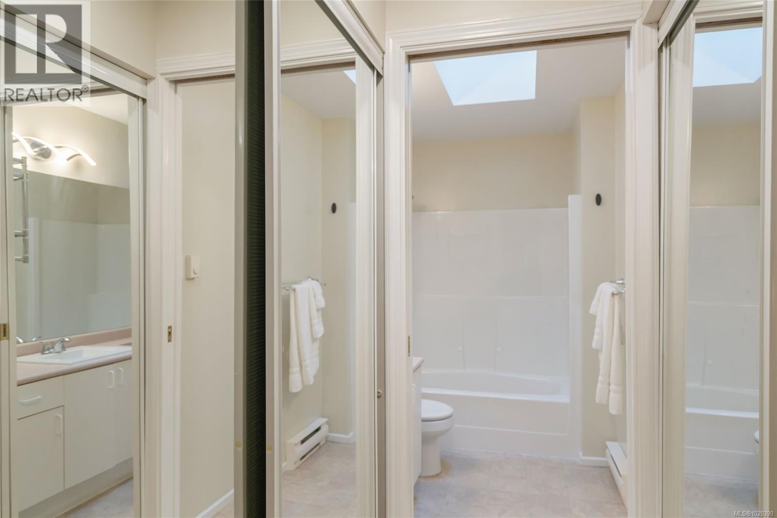 205 440 Schley Pl, Qualicum Beach, BC - Indoor Photo Showing Bathroom