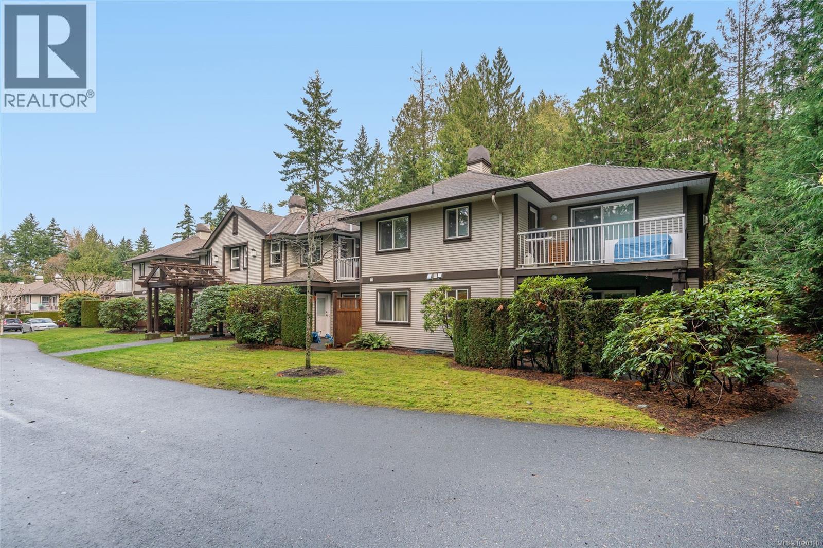 205 440 Schley Pl, Qualicum Beach, BC - Outdoor With Facade