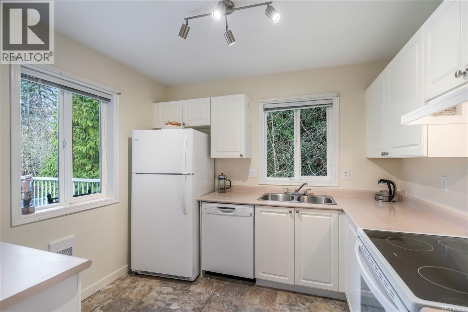 205 440 Schley Pl, Qualicum Beach, BC - Indoor Photo Showing Kitchen With Double Sink