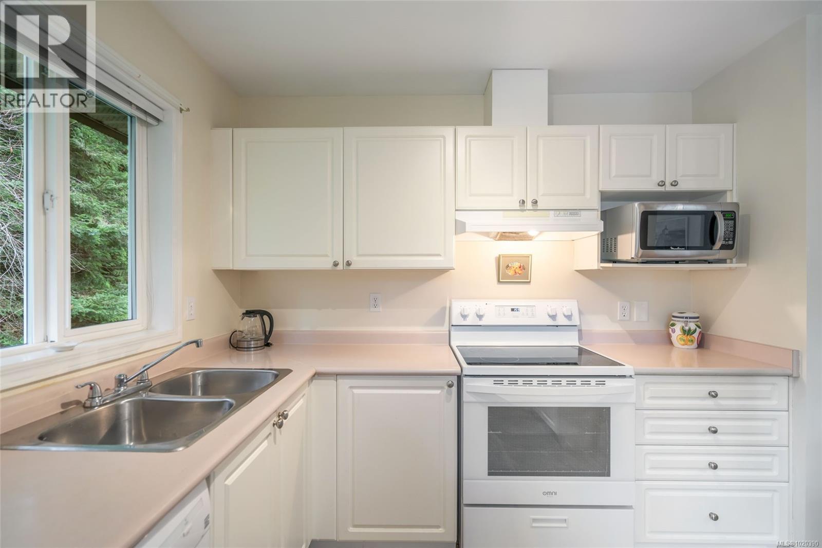205 440 Schley Pl, Qualicum Beach, BC - Indoor Photo Showing Kitchen With Double Sink