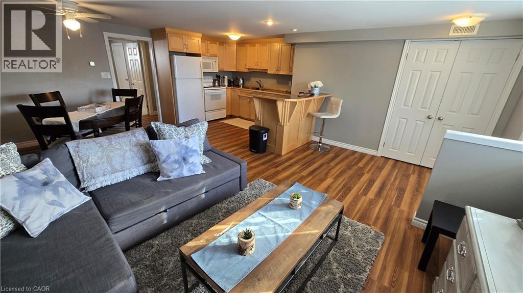 101 Lang Crescent Unit# B, Kitchener, ON - Indoor Photo Showing Living Room