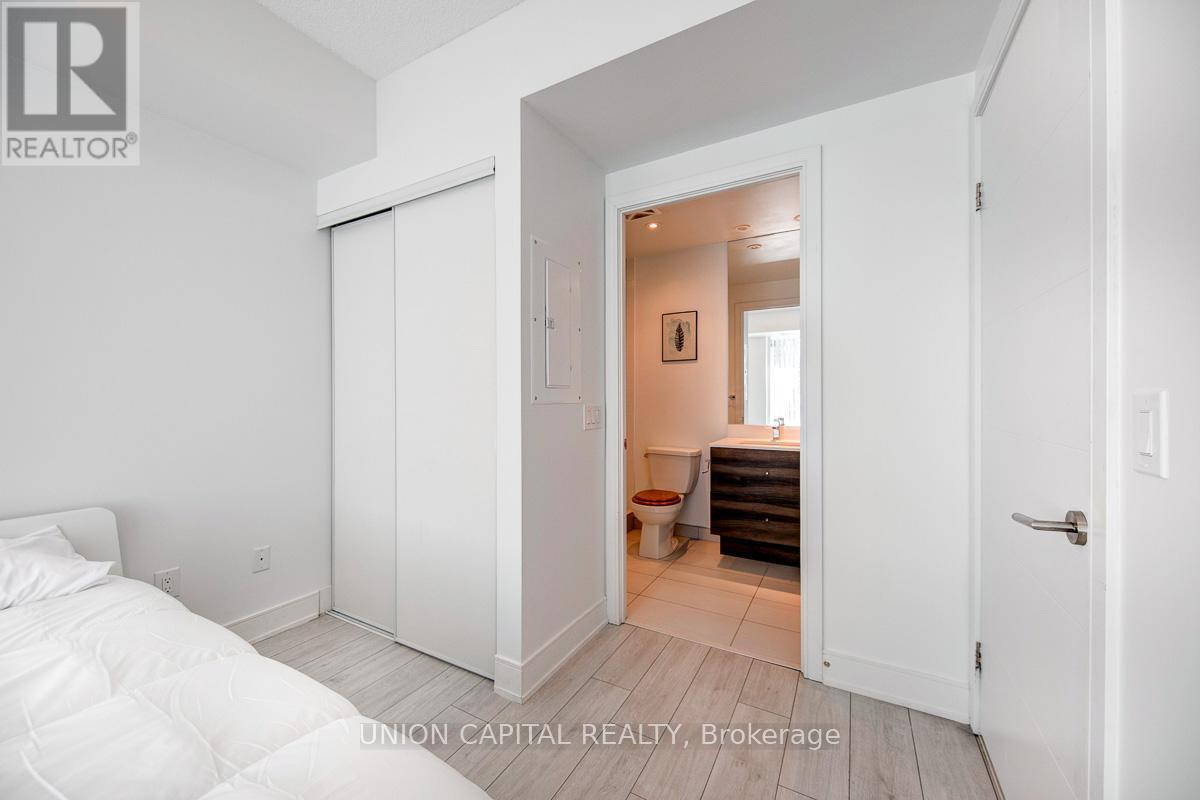 932 - 525 Adelaide Street W, Toronto, ON - Indoor Photo Showing Bedroom