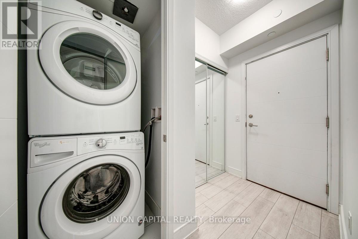932 - 525 Adelaide Street W, Toronto, ON - Indoor Photo Showing Laundry Room