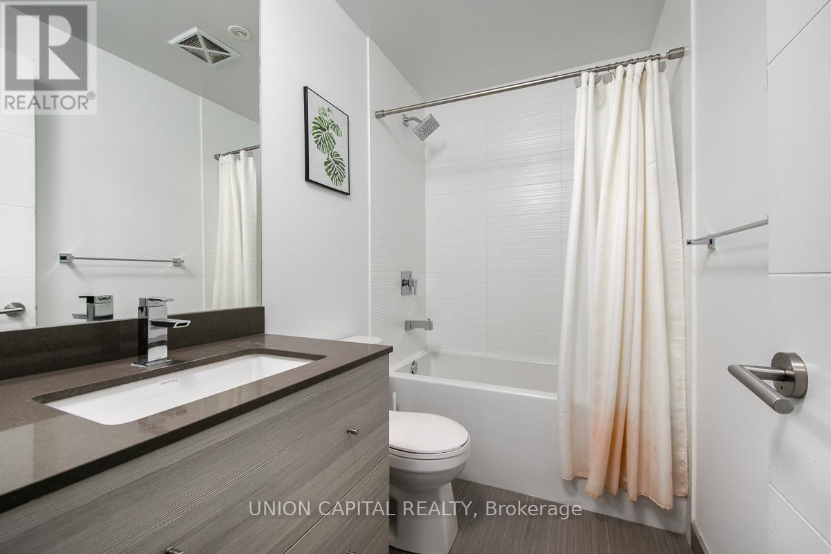 932 - 525 Adelaide Street W, Toronto, ON - Indoor Photo Showing Bathroom