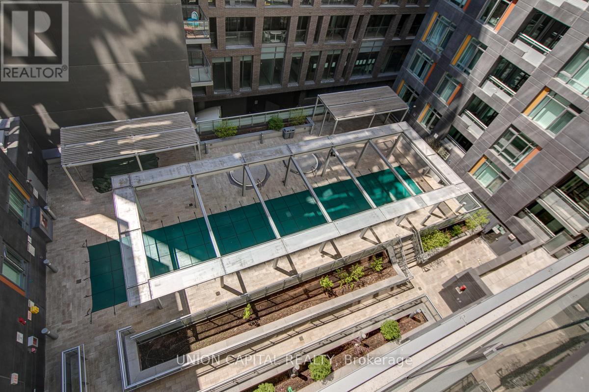 932 - 525 Adelaide Street W, Toronto, ON - Photo Showing Kitchen