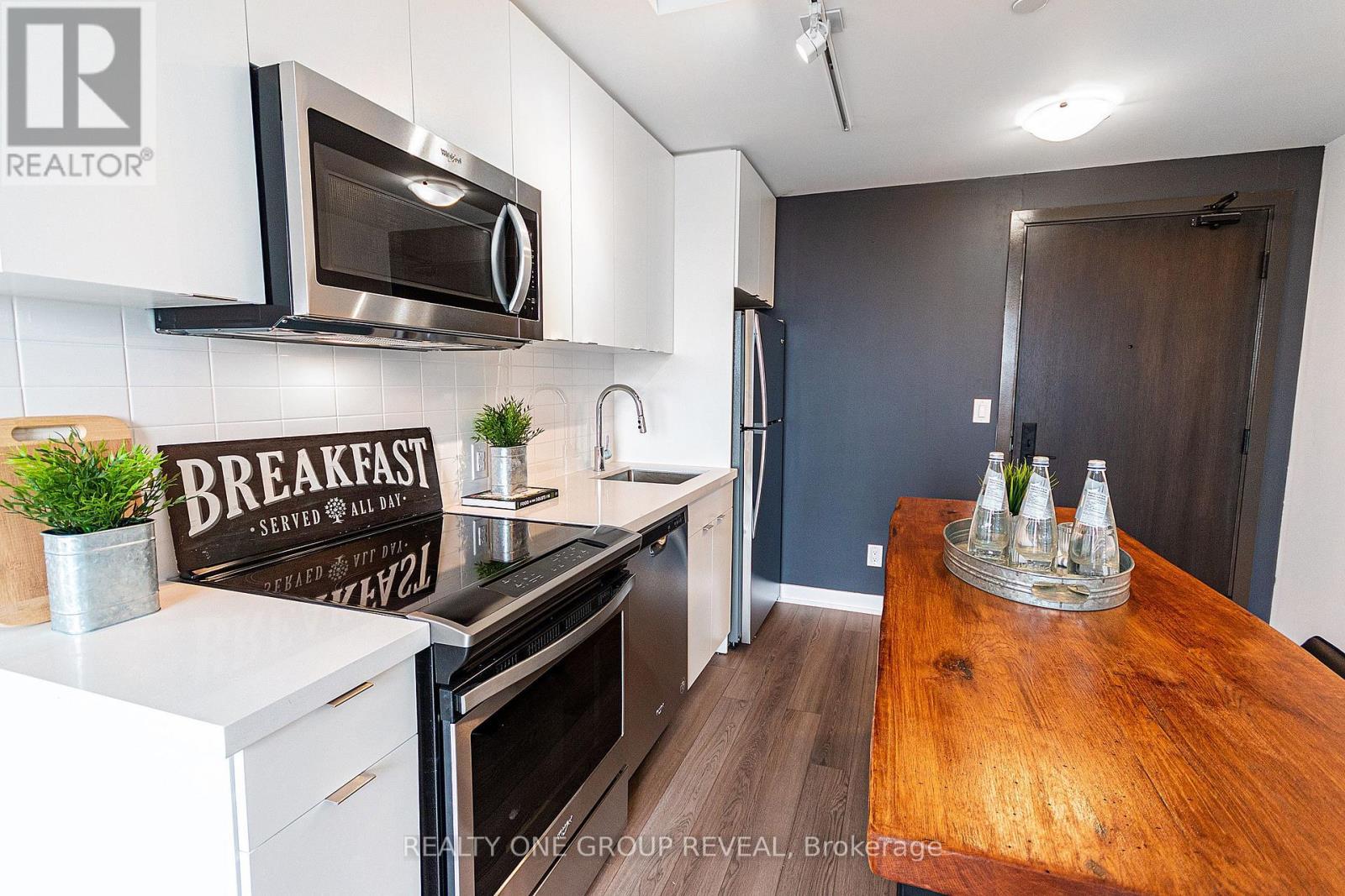913 - 2799 Kingston Road, Toronto, ON - Indoor Photo Showing Kitchen With Upgraded Kitchen