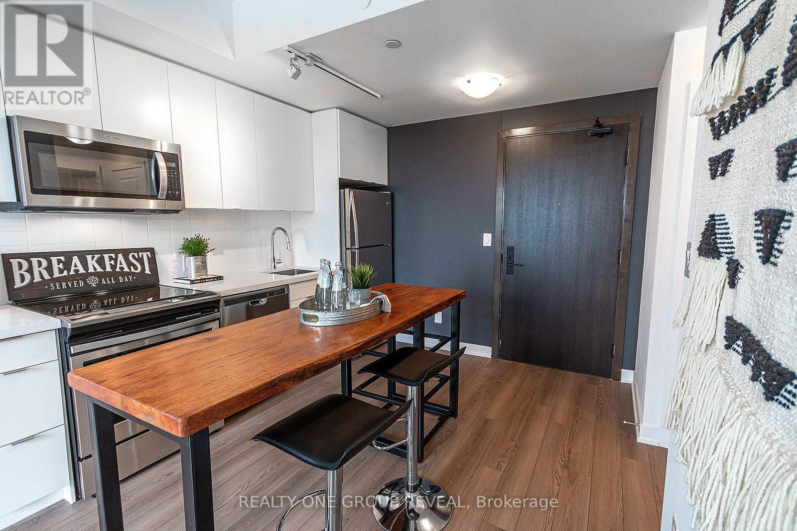 913 - 2799 Kingston Road, Toronto, ON - Indoor Photo Showing Kitchen With Stainless Steel Kitchen
