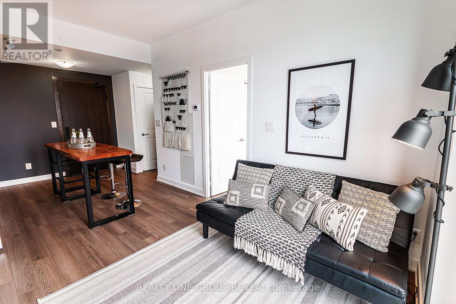 913 - 2799 Kingston Road, Toronto, ON - Indoor