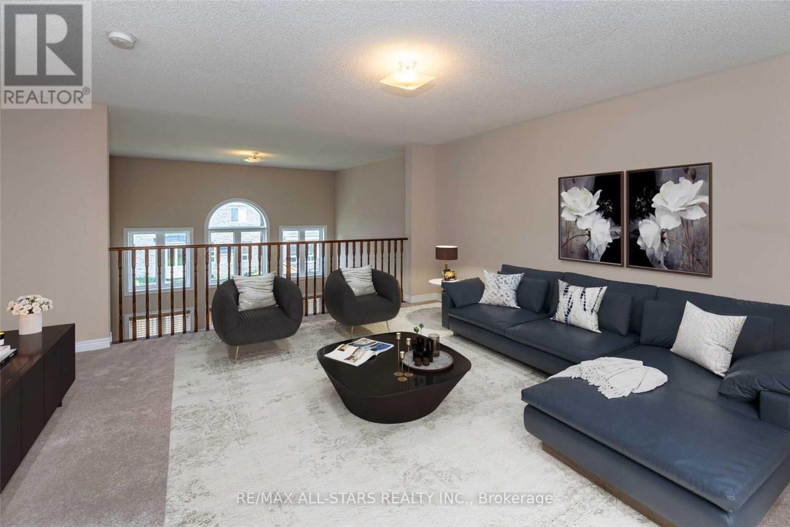 20 Beechener Street, Georgina, ON - Indoor Photo Showing Living Room