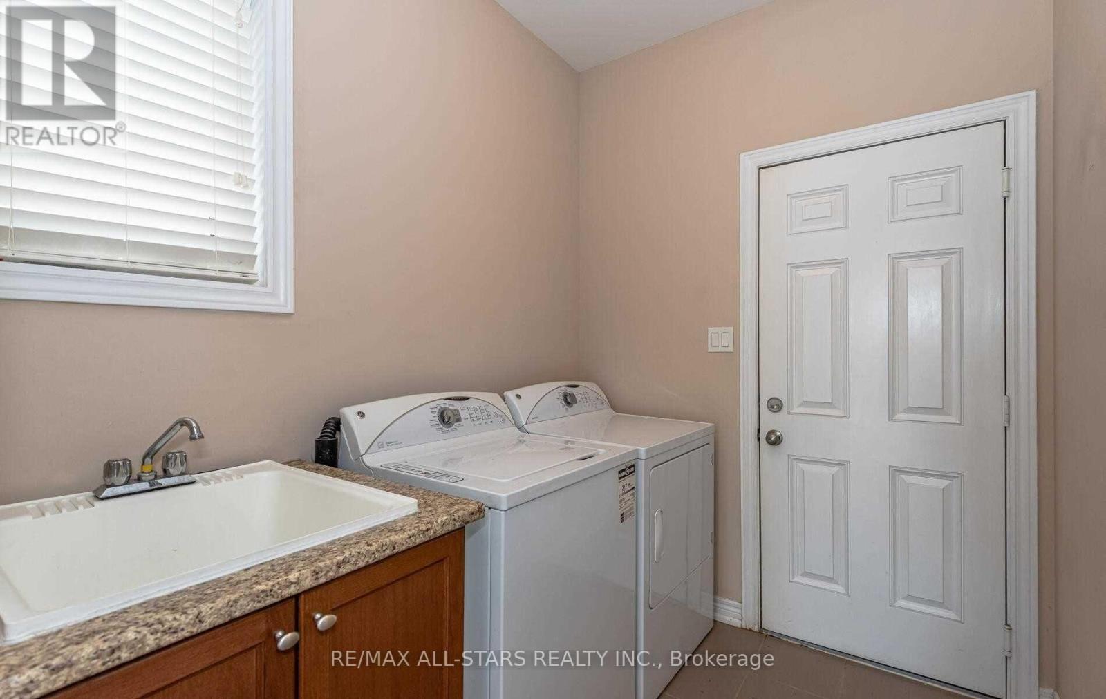 20 Beechener Street, Georgina, ON - Indoor Photo Showing Laundry Room