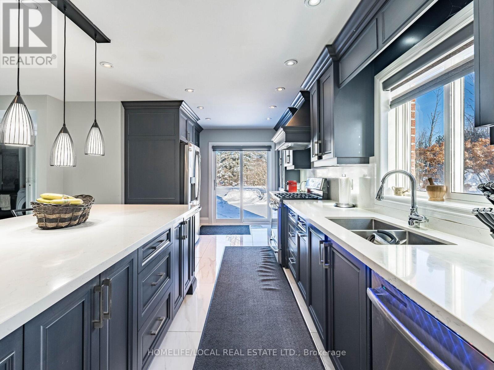 1958 Innisfil Heights Crescent, Innisfil, ON - Indoor Photo Showing Kitchen With Double Sink With Upgraded Kitchen