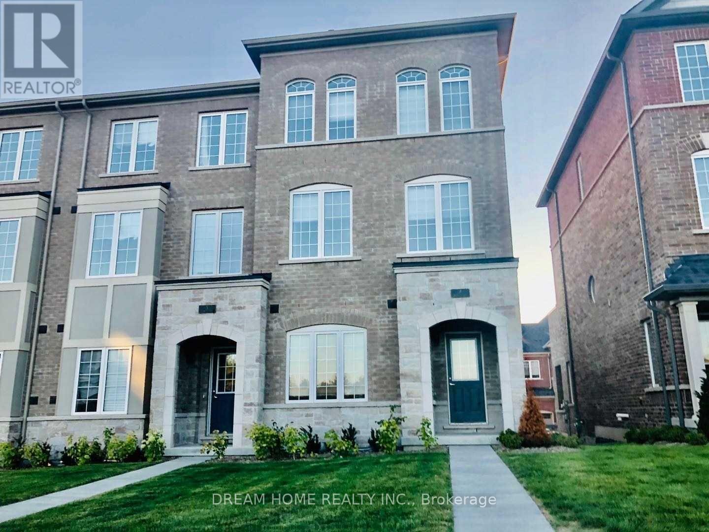 7 Heswall Lane, Newmarket, ON - Outdoor With Facade