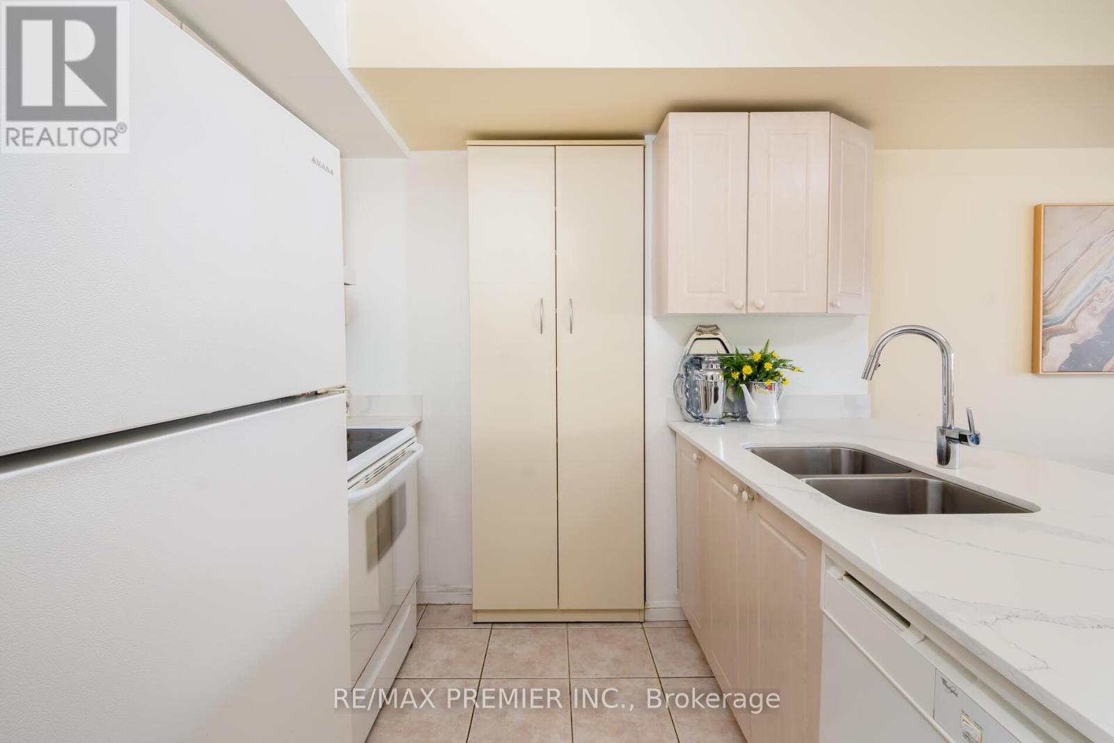 205 - 250 Pine Grove Road, Vaughan, ON - Indoor Photo Showing Kitchen With Double Sink