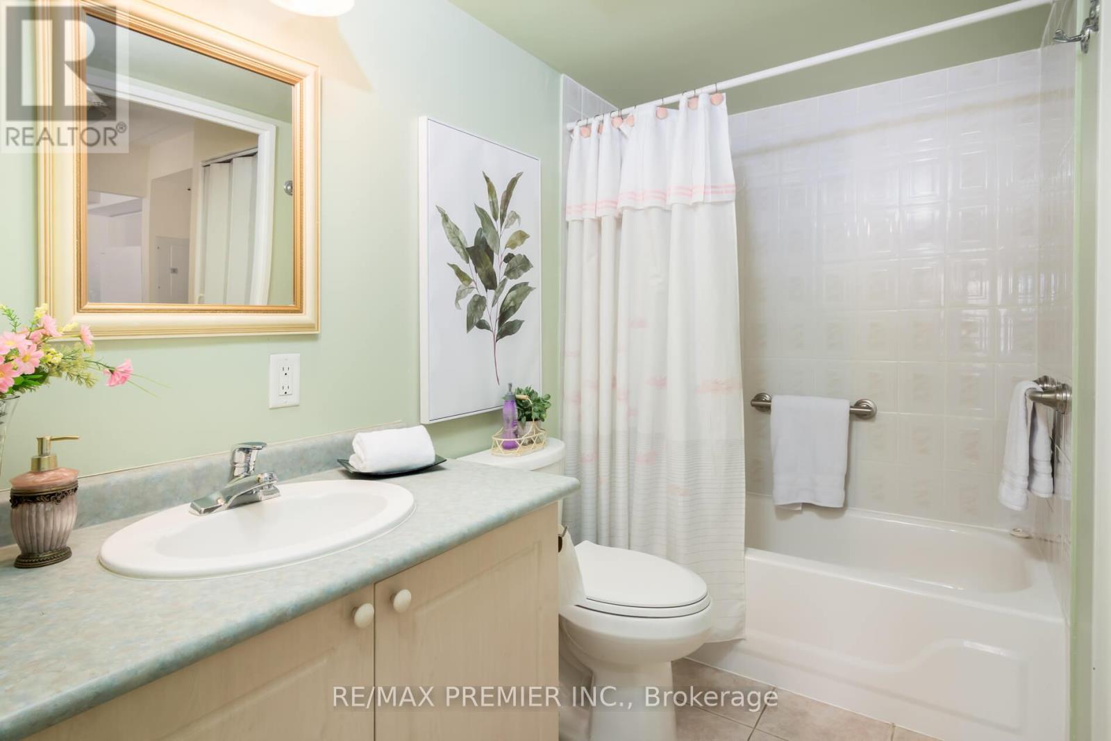 205 - 250 Pine Grove Road, Vaughan, ON - Indoor Photo Showing Bathroom