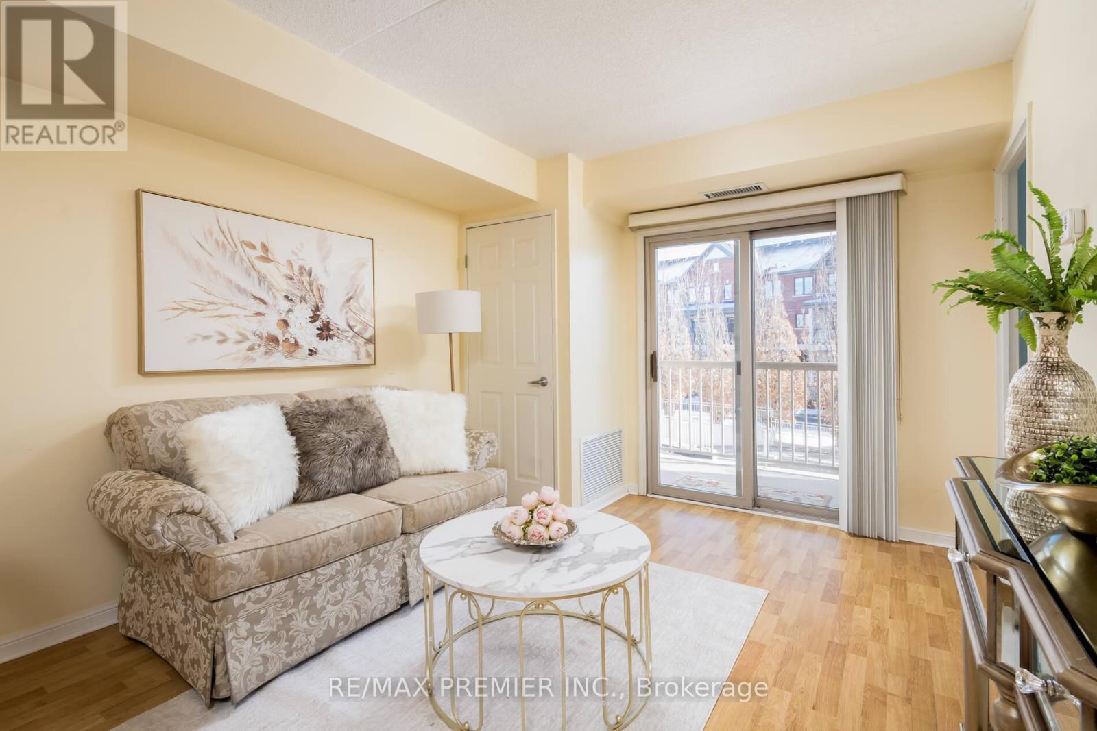 205 - 250 Pine Grove Road, Vaughan, ON - Indoor Photo Showing Living Room