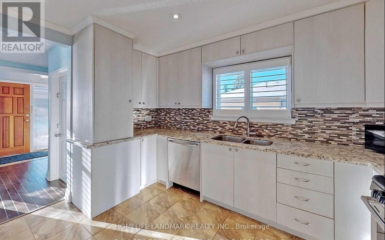 381 Osiris Drive, Richmond Hill, ON - Indoor Photo Showing Kitchen With Double Sink With Upgraded Kitchen