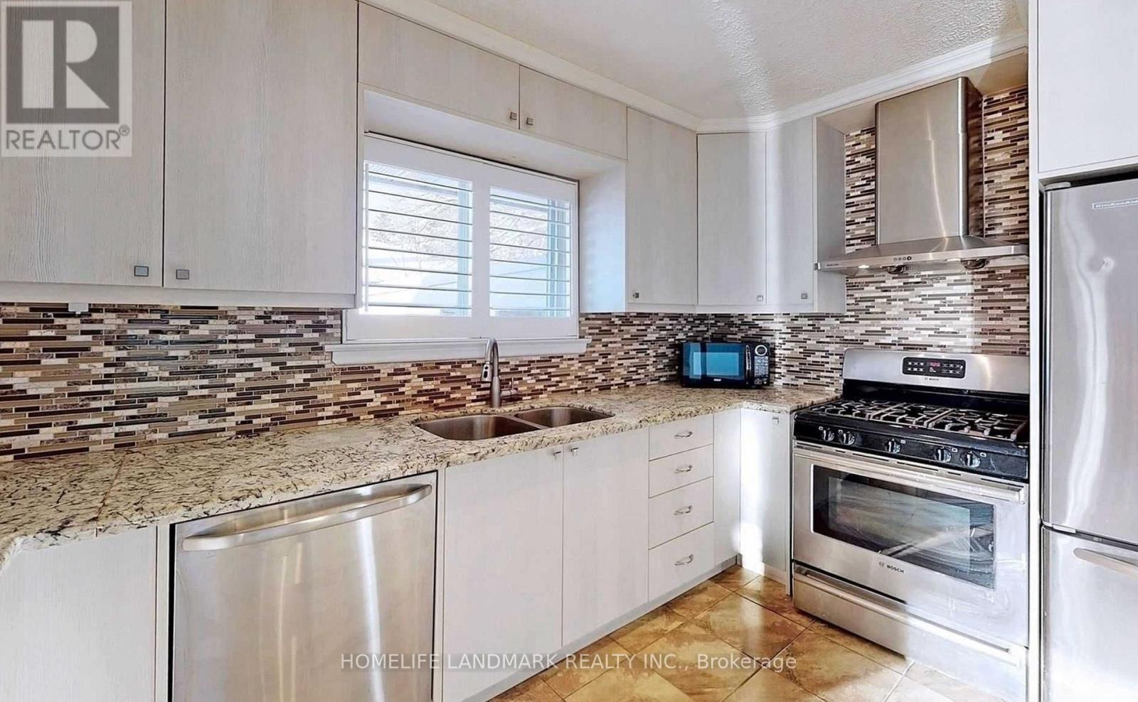 381 Osiris Drive, Richmond Hill, ON - Indoor Photo Showing Kitchen With Double Sink With Upgraded Kitchen