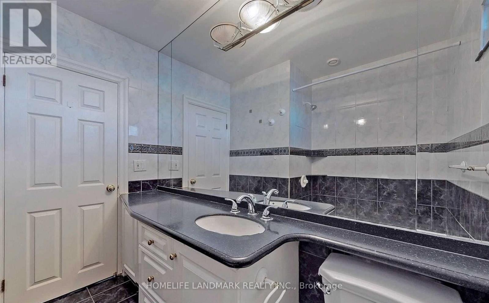 381 Osiris Drive, Richmond Hill, ON - Indoor Photo Showing Bathroom