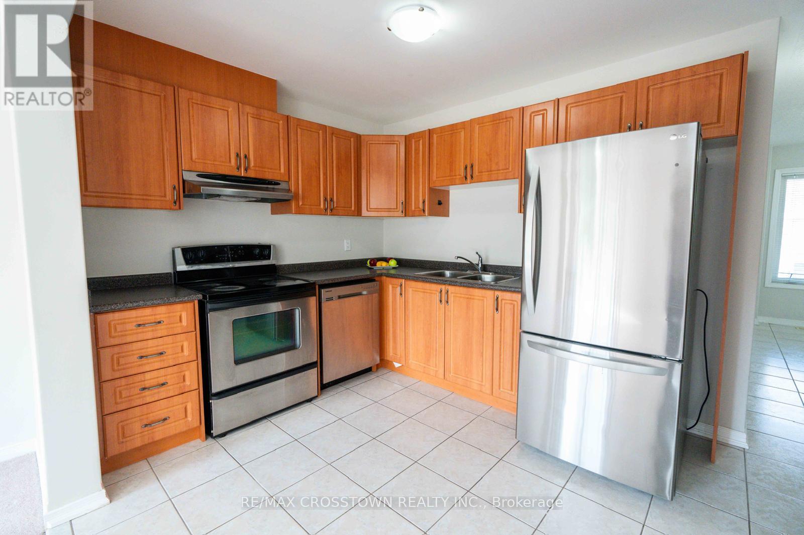 39 - 75 Prince William Way, Barrie, ON - Indoor Photo Showing Kitchen With Double Sink